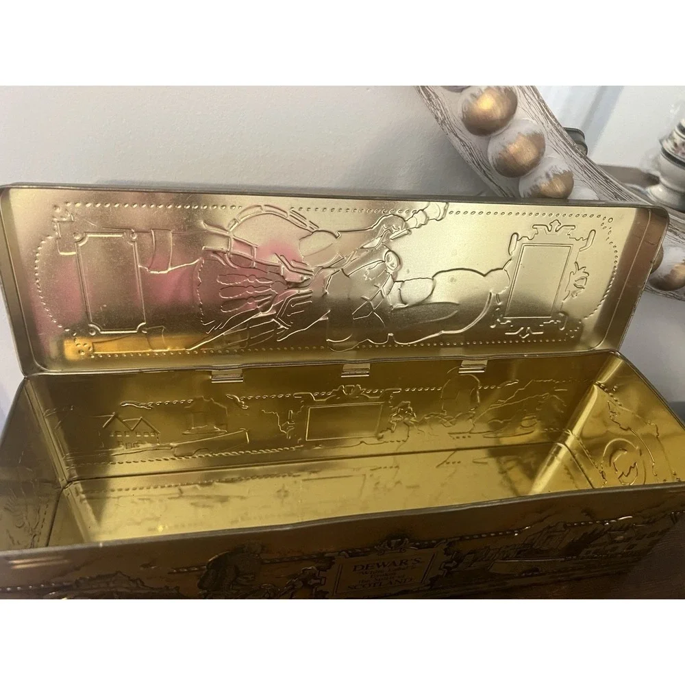 Vintage Dewar's White Label Highlander Scotch Whisky Advertising Tin Gold Box‎